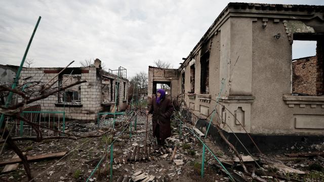 Hanna Chaika, 80, pase por las calle de Ozera, en la región de Kiev.