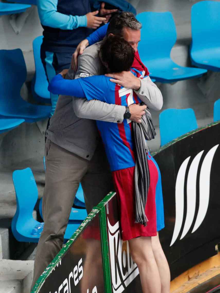 Urdangarin abraza a su hijo Pablo tras ganar la liga.