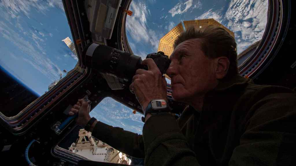 Larry Connor, astronauta de la misión Ax-1, observando la Tierra desde la ISS