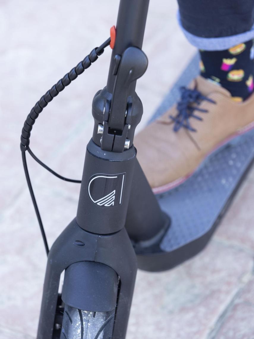 El patinete al que está subido Germán Agulló durante la sesión fotográfica.