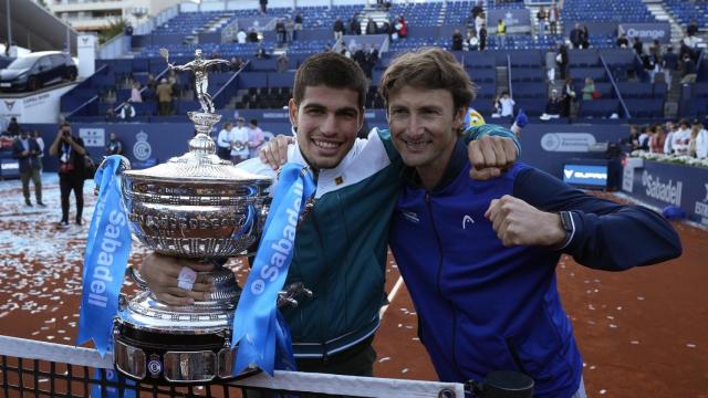 Carlos Alcaraz abrazado a Juan Carlos Ferraro tras ganar el Conde de Godó