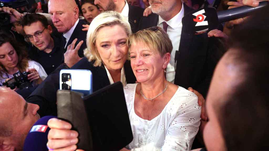 Le Pen sacándose una 'selfie' con una seguidora este domingo tras conocer los resultados de las elecciones.