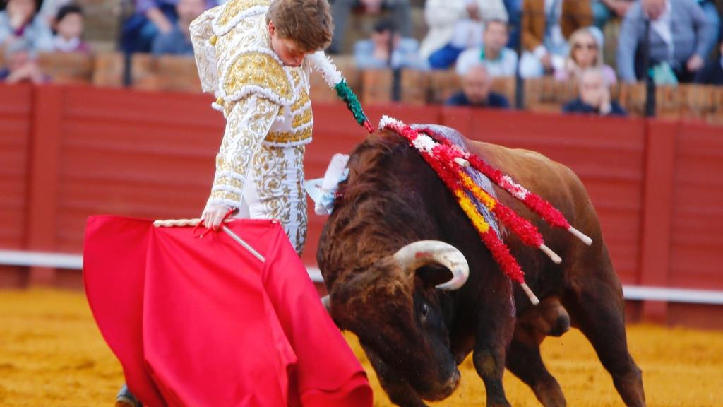 El torero Borja Jiménez en un derechazo en la Maestranza.