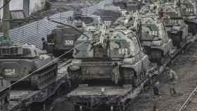 Vehículos blindados del ejército ruso en la estación de tren de la región de Rostov