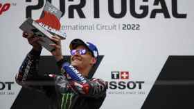 Fabio Quartararo levanta el trofeo de ganador del GP de Portugal, en el circuito de Portimao.