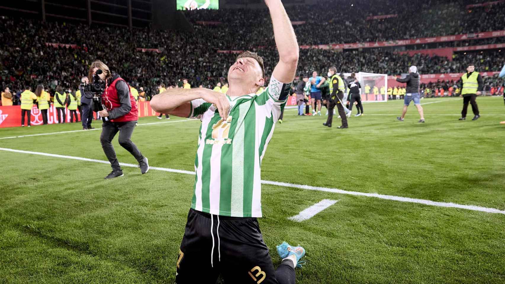 Joaquín Sánchez llora y señala al cielo después de ganar con el Betis la Copa del Rey 2021/2022