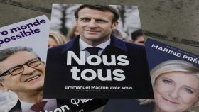 Carteles electorales de Mélenchon (i), Macron (c) y Le Pen (d).