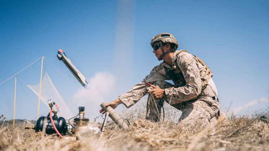 Marine de Estados Unidos lanzando un dron kamikaze