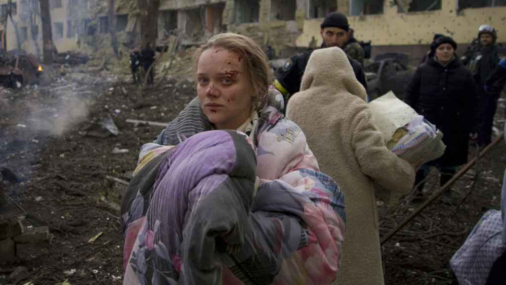 Mariana Vishegirskaya frente a un hospital de maternidad dañado por los bombardeos en Mariupol, Ucrania.
