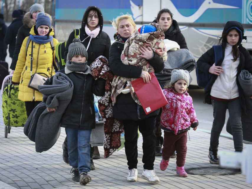 Un grupo de mujeres y niños cruzando de Ucrania a Moldavia.