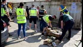 La Audiencia de Alicante condena al hombre por importar 400 kilos de cocaína a través del Puerto de Valencia. En la imagen, una operación similar en este mismo.