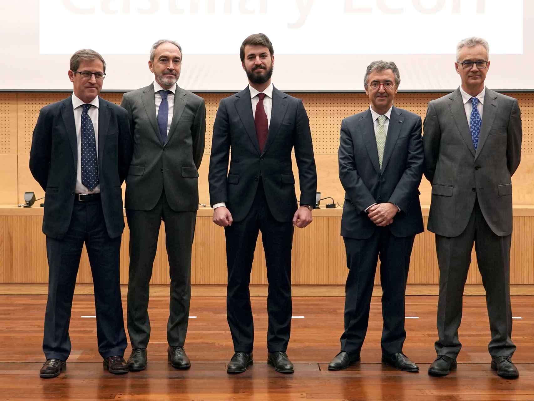 El vicepresidente de la Junta, Juan García-Gallardo, con los nuevos secretarios generales tras su toma de posesión, este lunes. / ICAL