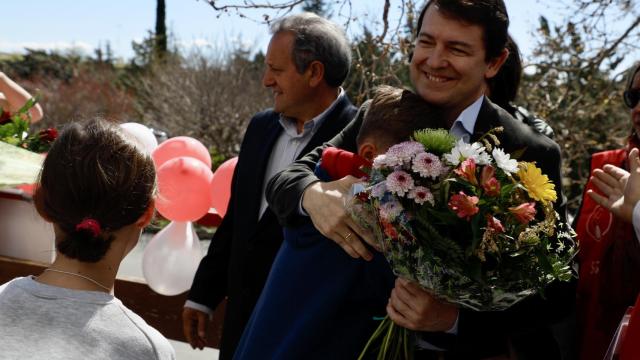 El presidente de la Junta, Alfonso Fernández Mañueco, durante su visita al colegio La Inmaculada de Armenteros.