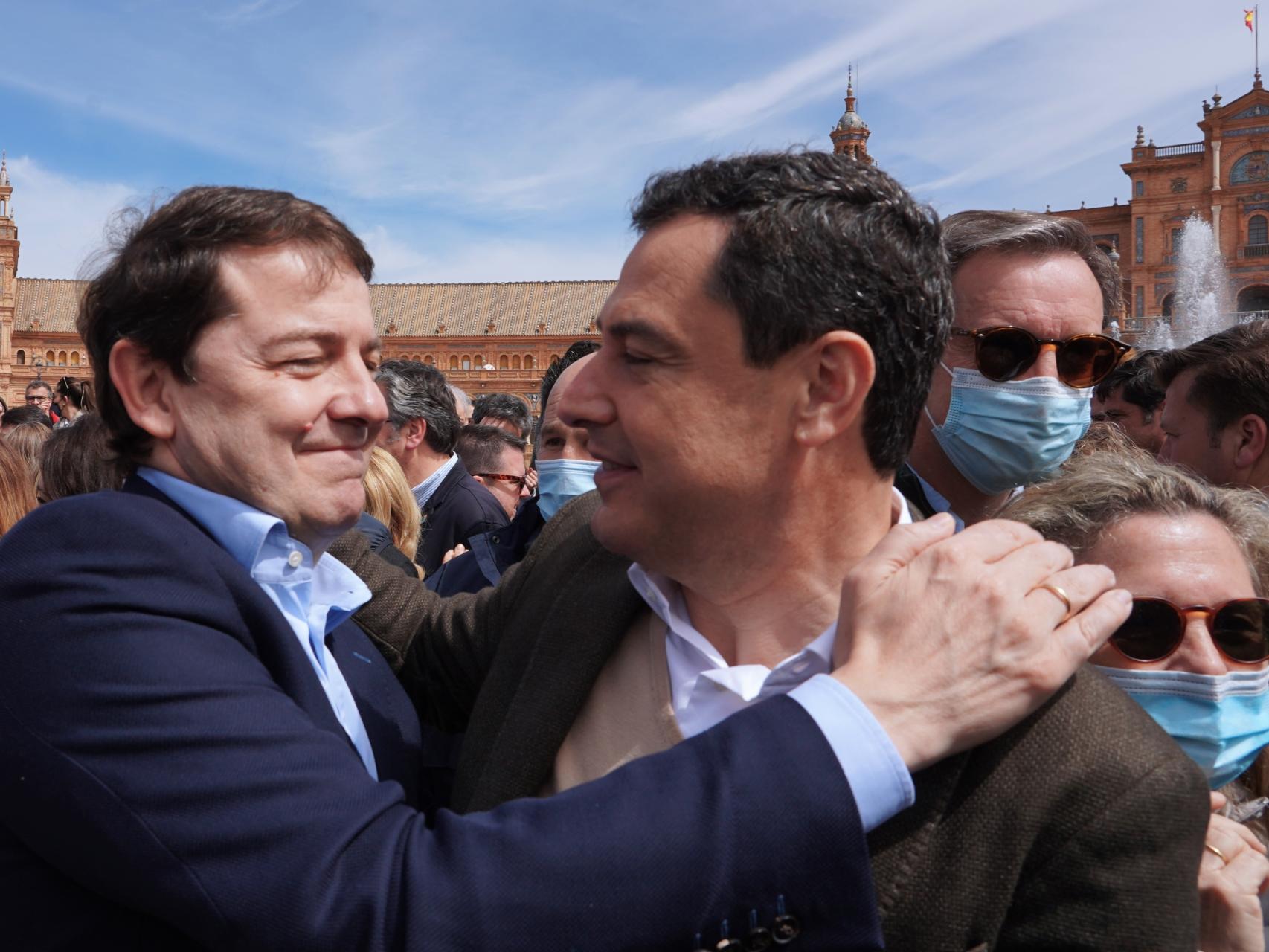 Alfonso Fernández Mañueco y Juan Manuel Moreno en el Congreso Extraordinario del PP celebrado en Sevilla el pasado mes de marzo.