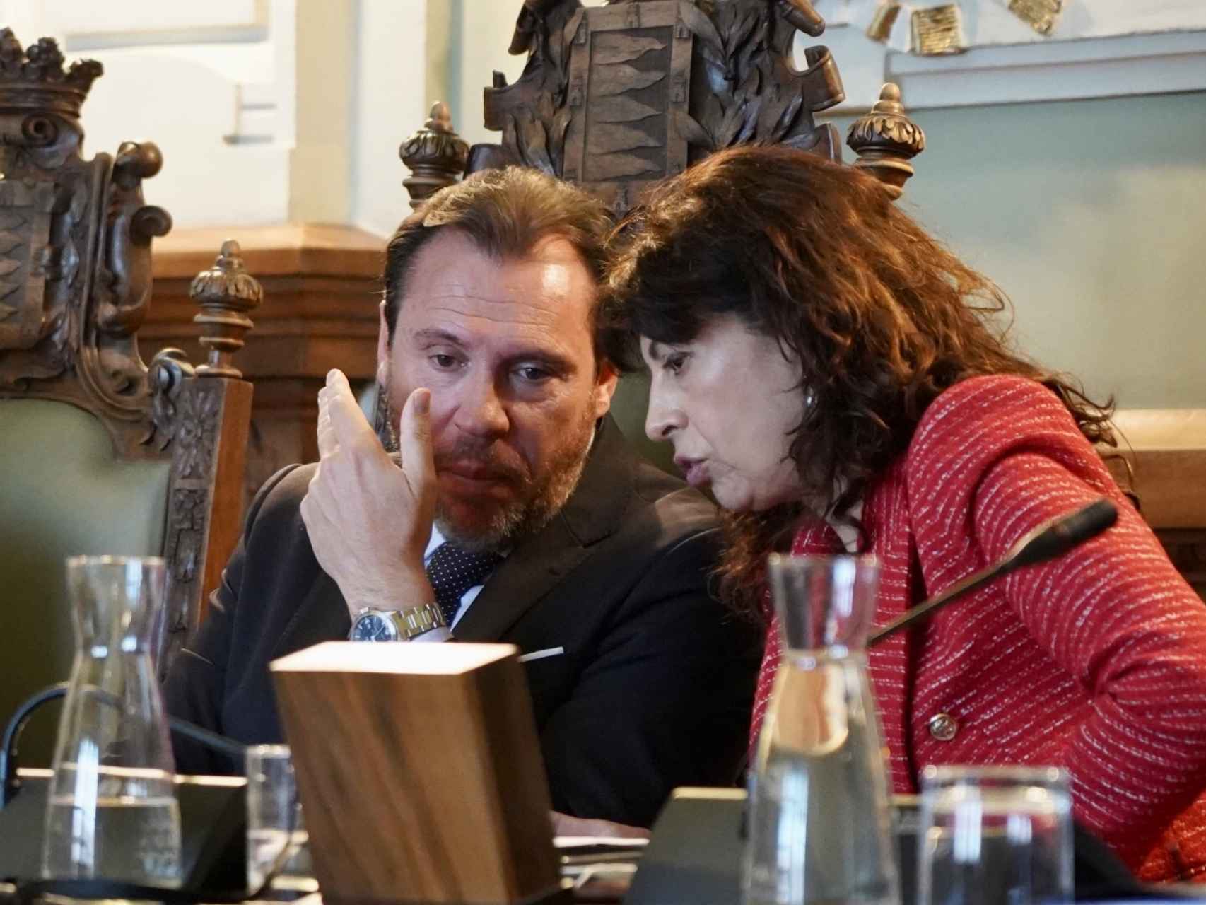 El alcalde de Valladolid, Óscar Puente, y la concejal Ana Redondo durante el pleno extraordinario de este lunes en el Ayuntamiento. / ICAL