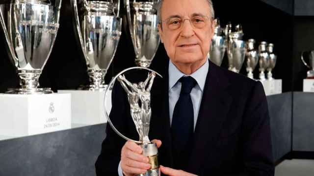 Florentino Pérez, presidente del Real Madrid, posa con el premio Laureus