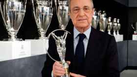 Florentino Pérez, presidente del Real Madrid, posa con el premio Laureus