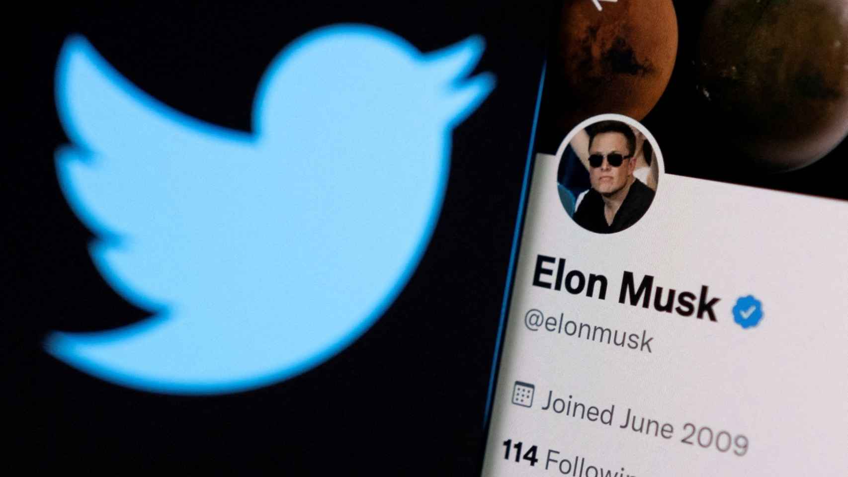 Logo de Twitter junto a una imagen de la cuenta de Elon Musk en la red social