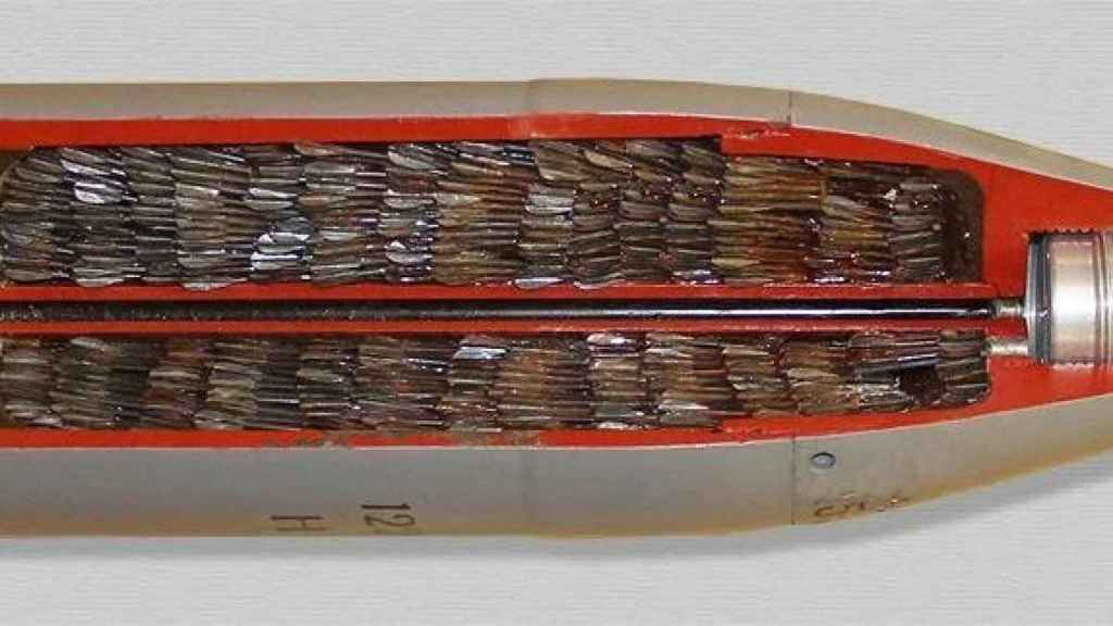 Un proyectil lleno de dardos de metal igual a los utilizados por Rusia.