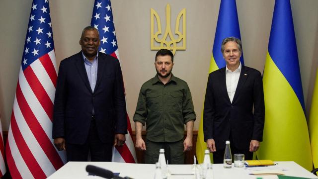 Zelenski junto a Anthony Blinken, secretario de Estado de EEUU (d), y el secretario de Defensa, Lloyd Austin (i).