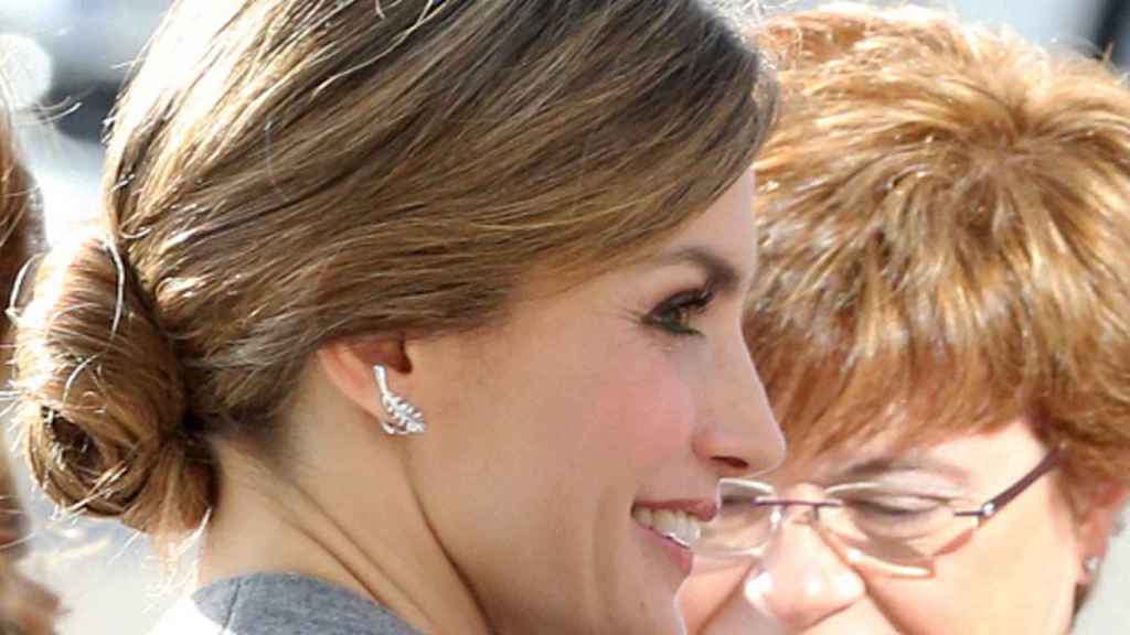 La reina, con los pendientes de Chanel que le regaló Rania de Jordania.