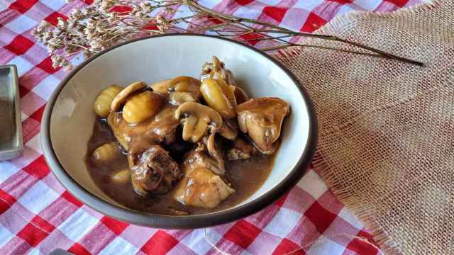 Pollo al vino con ñoquis, una receta diferente de Coq au Vin