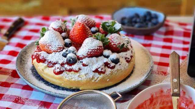 Tarta de almendra y fresas, una receta fácil de tarta en microondas