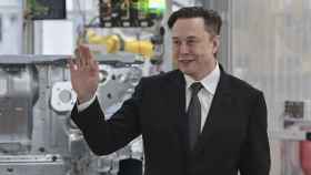 Elon Musk en la fábrica de Tesla.