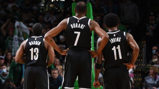 James Harden, Kevin Durant y Kyrie Irving, con los Brooklyn Nets