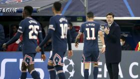 Ángel Di María recibe indicaciones de Mauricio Pochettino en un partido del PSG