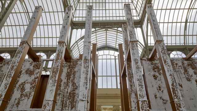 Vista de la exposición de Carlos Bunga en el Palacio de Cristal. Foto: Museo Reina Sofía