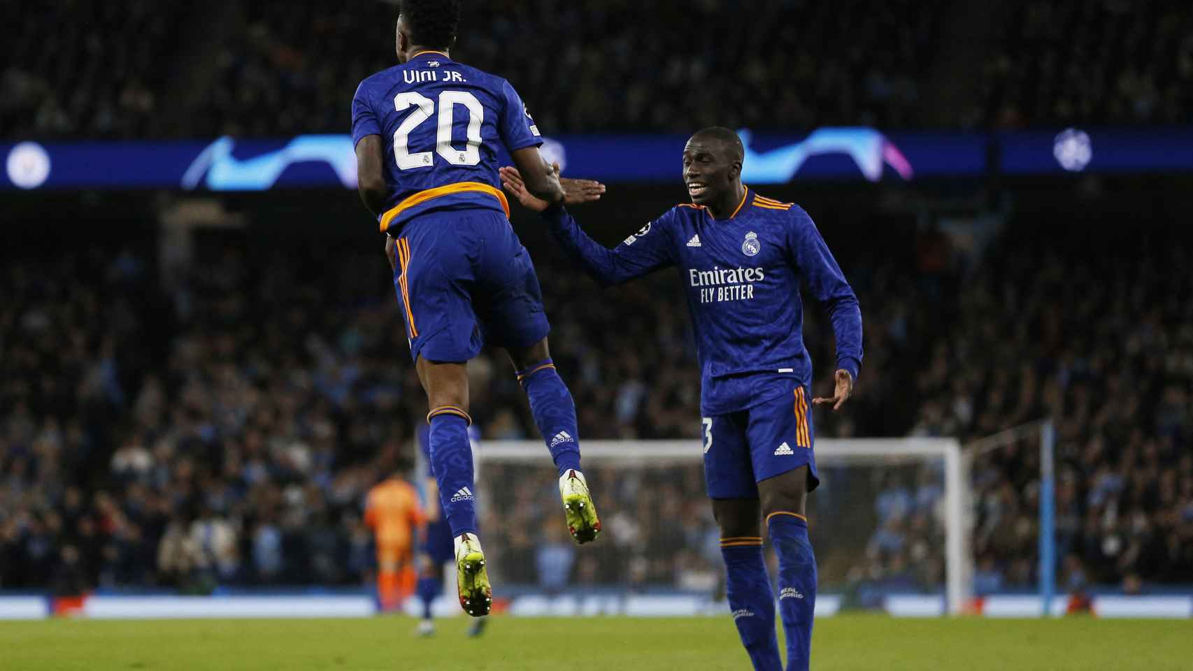 Vinicius celebra con Ferland Mendy su gol al Manchester City