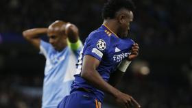 Vinicius se besa el escudo del Real Madrid tras su gol al Manchester City