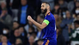 Karim Benzema celebra su gol de penalti al Manchester City