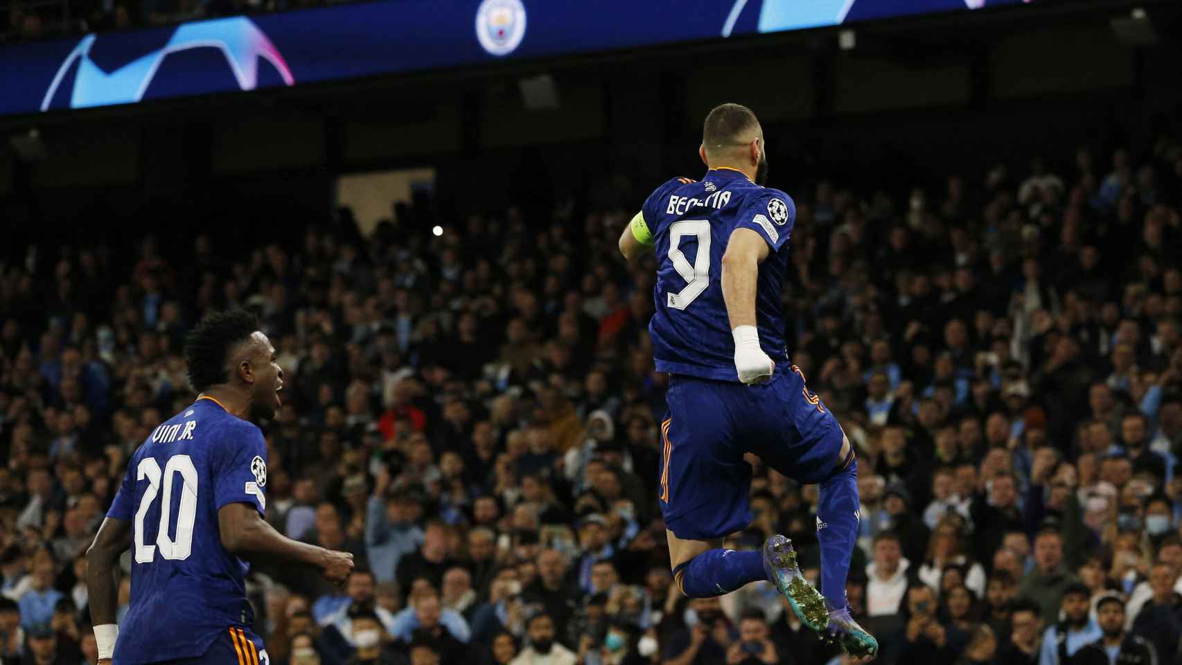 Vinicius celebra con Karim Benzema el gol del francés al Manchester City