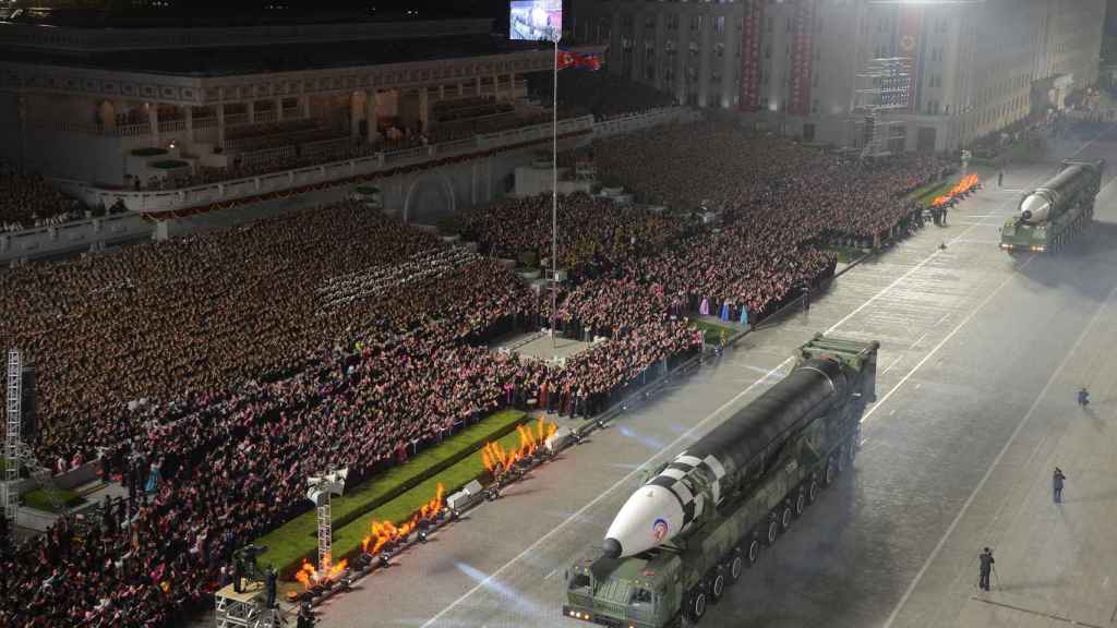 Un nuevo misil Hwasong-17 en el desfile militar por el 90 aniversario del ejército de Corea del Norte.