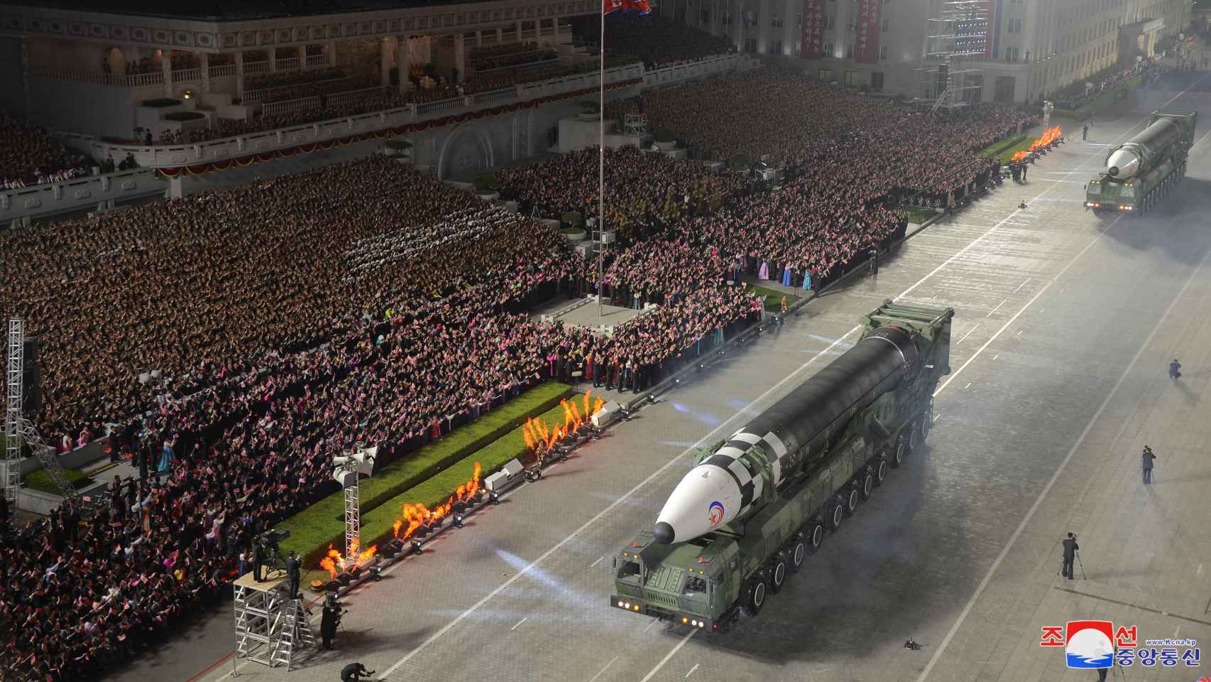 Un nuevo misil Hwasong-17 en el desfile militar por el 90 aniversario del ejército de Corea del Norte.
