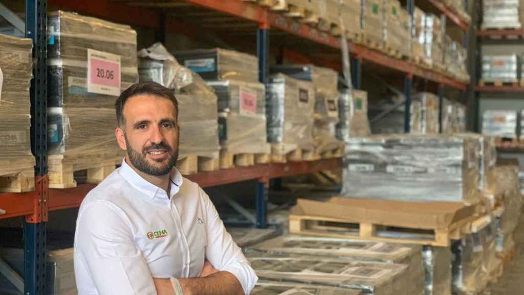 El fundador y CEO de CEMA Baterías, Rafa Fernández, en las instalaciones que tiene la empresa en Alcalá de Guadaira.