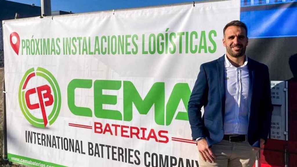 Rafa Fernández, junto a una lona de la compañía que anuncia la construcción de un nuevo centro logístico en Sevilla.
