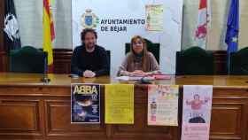 La concejal de Cultura, Ana V. Peralejo, acompañada por el alcalde de la ciudad, Antonio Cámara, ha presentado las actividades