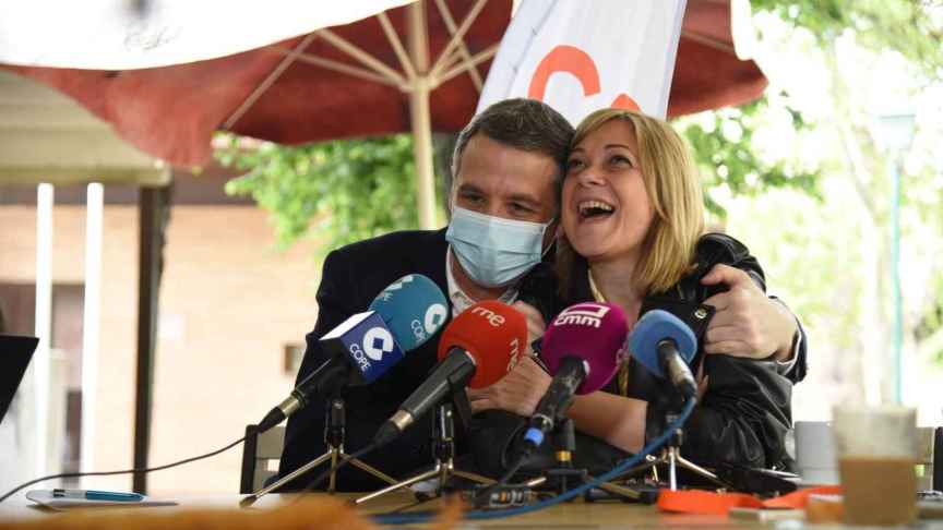Esteban Paños y Carmen Picazo, abrazados este miércoles durante una rueda de prensa celebrada en Toledo.