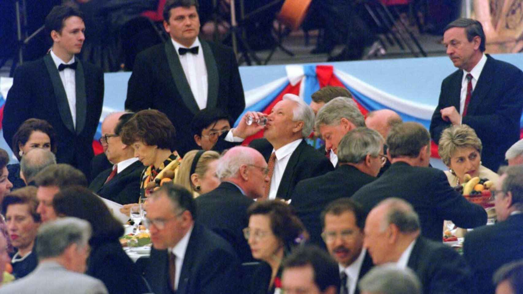 Yeltsin bebiendo con Bill Clinton.