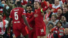 Ibrahima Konaté, Mohamed Salah y Jordan Henderson celebran el gol