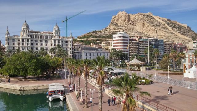 Fachada marítima de la ciudad de Alicante.