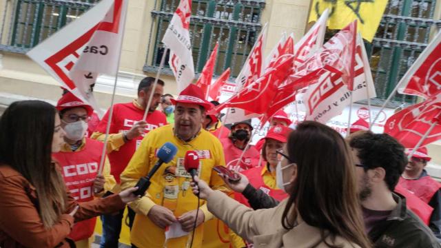 Delegados sindicales de CCOO y UGT se encierran en la oficina de Correos principal de Valladolid.