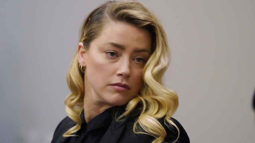 Amber Heard, la exmujer de Johnny Depp, durante una sesión del juicio que lo enfrenta al afamado actor.