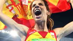 Ruth Beitia celebrando una victoria con la bandera de España