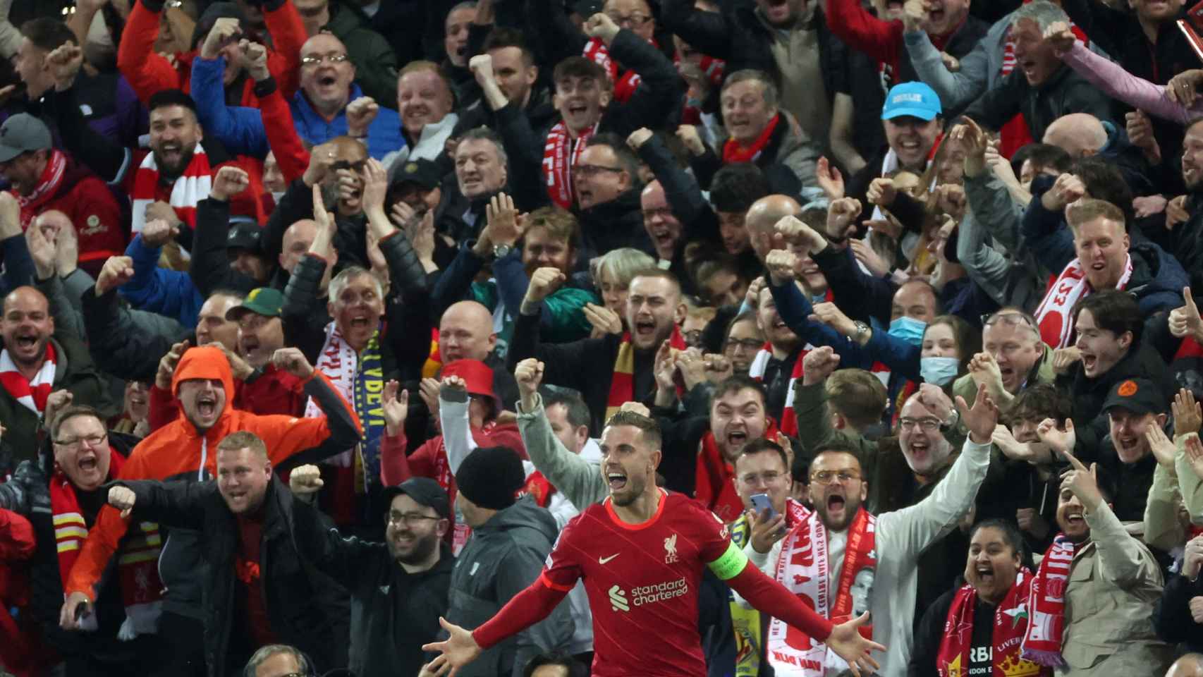 Jordan Henderson celebra su gol con la afición del Liverpool detrás.