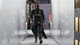 Lewis Hamilton en el box de Mercedes