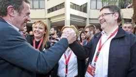 Joan Igansi Pla, exlíder del PSPV-PSOE, saluda a Ximo Puig tras las elecciones de 2007.